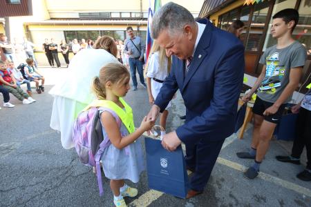 PRVI ŠOLSKI DAN SPREJEM PRVOOLČKOV CERKNICA 16 FOTO LJUBO VUKELIČ